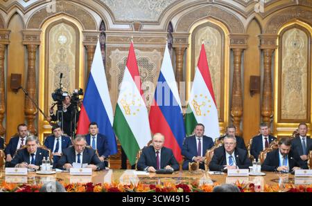 Douchanbé, Tadjikistan. 09 octobre 2025. Le président russe Vladimir Poutine, au centre, écoute lors d’une réunion bilatérale élargie avec le président tadjik Emomali Rakhmon au Palais de la Nation, le 9 octobre 2025 à Douchanbé, Tadjikistan. La réunion s'est tenue en marge du deuxième Sommet d'Asie centrale. Crédit : Grigory Sysoev/Kremlin Pool/Alamy Live News Banque D'Images