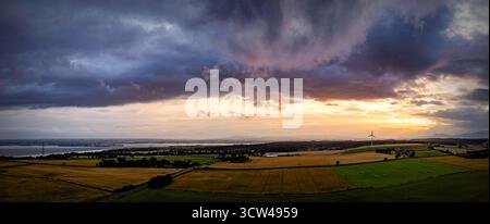 Vue à l'ouest de Culross (A985) à Kincardine et le Firth of Forth, Écosse, Royaume-Uni Banque D'Images