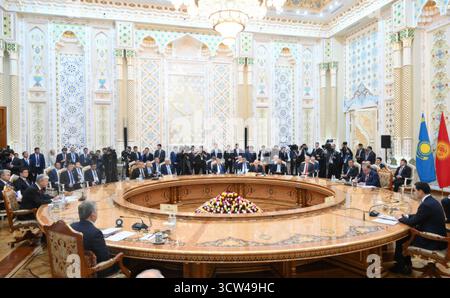 Douchanbé, Tadjikistan. 09 octobre 2025. Les chefs d'État de la région assistent à la séance d'ouverture du sommet Russie-Asie centrale, organisée par le président tadjik Emomali Rakhmon, au palais de Kokhi Somon, le 9 octobre 2025 à Douchanbé, au Tadjikistan. Crédit : Grigory Sysoev/Kremlin Pool/Alamy Live News Banque D'Images