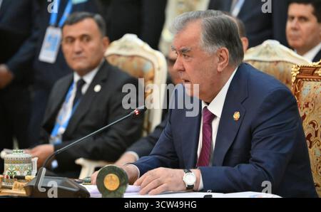 Douchanbé, Tadjikistan. 09 octobre 2025. Le président tadjik Emomali Rakhmon prononce le discours d'ouverture lors du sommet Russie-Asie centrale au Palais Kokhi Somon, le 9 octobre 2025 à Douchanbé, Tadjikistan. Crédit : Grigory Sysoev/Kremlin Pool/Alamy Live News Banque D'Images
