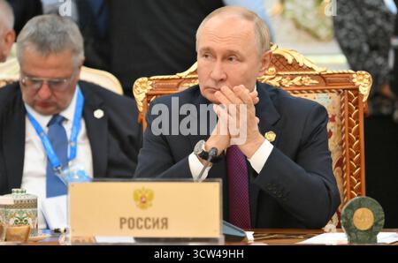 Douchanbé, Tadjikistan. 09 octobre 2025. Le président russe Vladimir Poutine, applaudit lors du sommet Russie-Asie centrale organisé par le président tadjik Emomali Rakhmon au palais de Kokhi Somon, le 9 octobre 2025 à Douchanbé, au Tadjikistan. Crédit : Grigory Sysoev/Kremlin Pool/Alamy Live News Banque D'Images