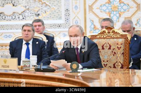 Douchanbé, Tadjikistan. 09 octobre 2025. Le président russe Vladimir Poutine prononce une allocution lors du sommet Russie-Asie centrale organisé par le président tadjik Emomali Rakhmon au palais de Kokhi Somon, le 9 octobre 2025 à Douchanbé, au Tadjikistan. Crédit : Grigory Sysoev/Kremlin Pool/Alamy Live News Banque D'Images