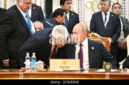 Douchanbé, Tadjikistan. 09 octobre 2025. Le président russe Vladimir Poutine, à droite, s’entretient avec le ministre de l’intérieur Vladimir Kolokoltsev, à gauche, avant le début du sommet Russie-Asie centrale au Palais de Kokhi Somon, le 9 octobre 2025 à Douchanbé, au Tadjikistan. Crédit : Grigory Sysoev/Kremlin Pool/Alamy Live News Banque D'Images