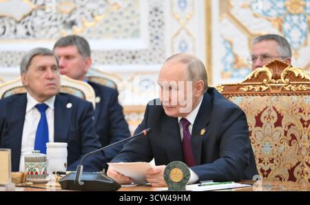 Douchanbé, Tadjikistan. 09 octobre 2025. Le président russe Vladimir Poutine, écoute lors du sommet Russie-Asie centrale organisé par le président tadjik Emomali Rakhmon au palais de Kokhi Somon, le 9 octobre 2025 à Douchanbé, au Tadjikistan. Crédit : Grigory Sysoev/Kremlin Pool/Alamy Live News Banque D'Images