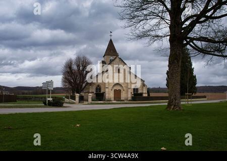 Belleau, France - 20 février 2022 : Eglise Saint Etienne de Belleau en face du cimetière américain de l'Aisne-Marne par un jour d'hiver sombre et nuageux Banque D'Images