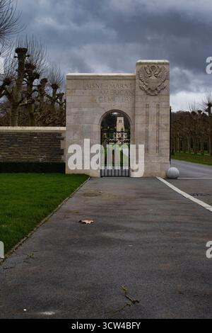 Belleau, France - 20 février 2022 : porte devant le cimetière américain de l'Aisne-Marne par une journée nuageuse d'hiver en France. Banque D'Images