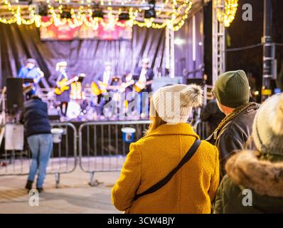 Worcestershire, Angleterre-novembre 29 2024 : un groupe local joue sur une scène temporaire, sur la place de la cathédrale, en face du monument historique dans l'oreille Banque D'Images