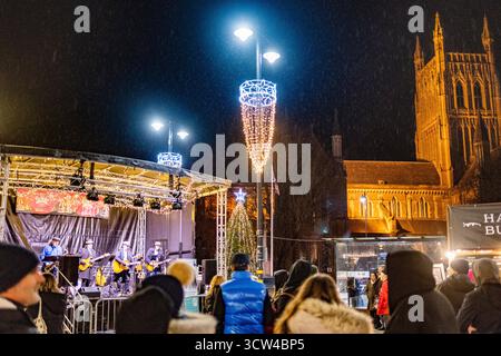 Worcestershire, Angleterre-novembre 29 2024 : un groupe local joue sur une scène temporaire, sur la place de la cathédrale, en face du monument historique dans l'oreille Banque D'Images