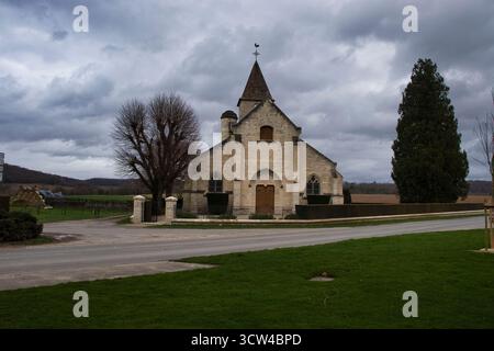 Belleau, France - 20 février 2022 : Eglise Saint Etienne de Belleau en face du cimetière américain de l'Aisne-Marne par une journée d'hiver sombre et nuageuse en France. Banque D'Images