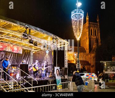 Worcestershire, Angleterre-novembre 29 2024 : un groupe local joue sur une scène temporaire, sur la place de la cathédrale, en face du monument historique dans l'oreille Banque D'Images