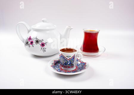 Tasse de thé, tasse de café et théière, café turc rétro traditionnel et thé turc, isolé sur fond blanc Banque D'Images