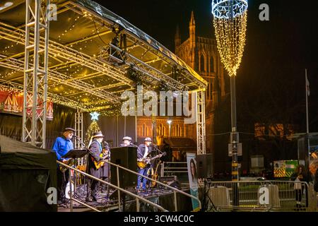 Worcestershire, Angleterre-novembre 29 2024 : un groupe local joue sur une scène temporaire, sur la place de la cathédrale, en face du monument historique dans l'oreille Banque D'Images