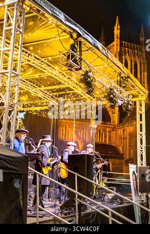 Worcestershire, Angleterre-novembre 29 2024 : un groupe local joue sur une scène temporaire, sur la place de la cathédrale, en face du monument historique dans l'oreille Banque D'Images