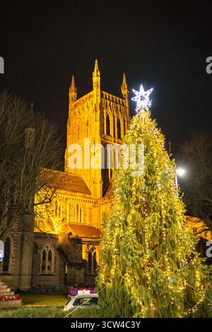 Worcestershire, Angleterre-novembre 29 2024 : illuminations festives, et arbre de Noël, brillamment éclairé, sur la place en face de la cathédrale historique, pendant Banque D'Images