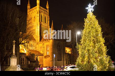 Worcestershire, Angleterre-novembre 29 2024 : illuminations festives, et arbre de Noël, brillamment éclairé, sur la place en face de la cathédrale historique, pendant Banque D'Images