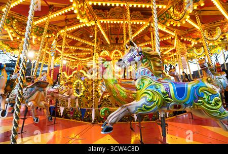 Worcestershire, Angleterre-novembre 29 2024 : tour de foire aux couleurs vives avec chevaux de carrousel tournant autour, une partie du spectacle victorien Fayre et Banque D'Images