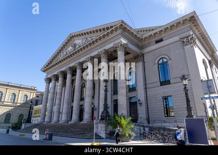 Munich Allemagne - 11 septembre 2025 : le Théâtre National de Munich Allemagne avec colonnes et ciel bleu Banque D'Images