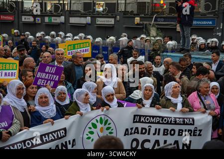 Istanbul, Istanbul, Turquie. 9 octobre 2025. Le parti DEM a lancé des manifestations dans toute la Turquie pour réclamer un "droit à l'espoir" pour Abdullah Ocalan, le fondateur emprisonné du PKK. À Istanbul, la manifestation a été accueillie par une forte présence policière. Un bref affrontement s'est produit lorsque la police a empêché le groupe de marcher. (Crédit image : © Abdullah Tepeli/ZUMA Press Wire) USAGE ÉDITORIAL SEULEMENT ! Non destiné à UN USAGE commercial ! Banque D'Images