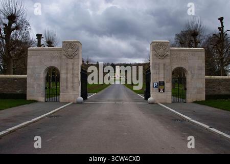 Belleau, France - 20 février 2022 : entrée du cimetière américain de l'Aisne-Marne par une journée nuageuse d'hiver en France. Banque D'Images