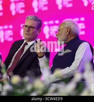 Mumbai, Inde. 09 octobre 2025. Le premier ministre indien Narendra Modi, à droite, discute avec le premier ministre britannique Keir Starmer, sur scène lors du Global Fintech Fest au Jio Convention Centre, le 9 octobre 2025 à Mumbai, en Inde. Crédit : PIB/Press information Bureau/Alamy Live News Banque D'Images