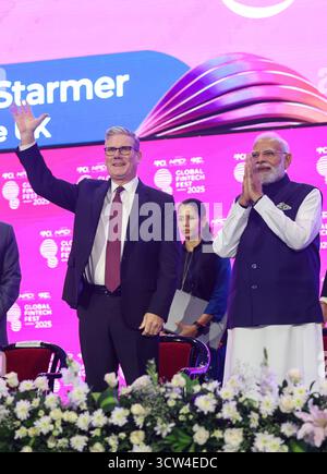 Mumbai, Inde. 09 octobre 2025. Le premier ministre indien Narendra Modi, à droite, et le premier ministre britannique Keir Starmer, à gauche, saluent le public lors du Global Fintech Fest au Jio Convention Centre, le 9 octobre 2025 à Mumbai, en Inde. Crédit : PIB/Press information Bureau/Alamy Live News Banque D'Images