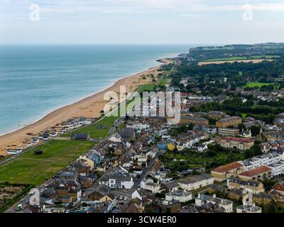 Vue aérienne par drone de la ville côtière de Deal dans le Kent, en Angleterre, montrant la plage et la mer Banque D'Images