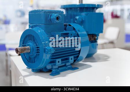 Gros plan sur le nouveau moteur électrique à induction triphasé sur le stand d'exposition. Industrie Banque D'Images