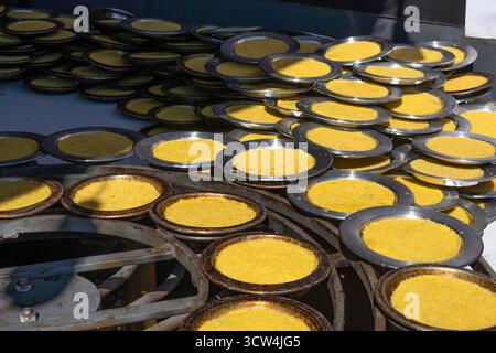 Dessert traditionnel turc et arabe knafeh, kunefe. Délicieuse kunafa non cuite sur des plateaux en cuivre. Pâtisserie sucrée au karité du moyen-Orient. Kadaif Banque D'Images