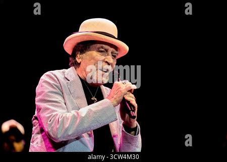 Valencia, Espagne. 09 octobre 2025. Joaquin Sabina se produit lors du dernier concert de Joaquin Sabina - Hola y Adios). Crédit : SOPA images Limited/Alamy Live News Banque D'Images