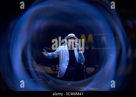 Valencia, Espagne. 09 octobre 2025. Joaquin Sabina se produit lors du dernier concert de Joaquin Sabina - Hola y Adios). Crédit : SOPA images Limited/Alamy Live News Banque D'Images