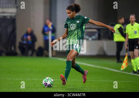 Wolfsburg, Deutschland. 08 octobre 2025. Wolfsburg, Allemagne 08. Oktober 2025 : Champions League - Frauen - 2025/2026 - VfL Wolfsburg vs. Paris Saint-Germain Im Bild : Cora Zicai (VfL) crédit : dpa/Alamy Live News Banque D'Images