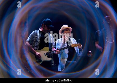 Valencia, Espagne. 09 octobre 2025. Joaquin Sabina se produit lors du dernier concert de Joaquin Sabina - Hola y Adios). (Photo par German Vidal Ponce/SOPA images/SIPA USA) crédit : SIPA USA/Alamy Live News Banque D'Images