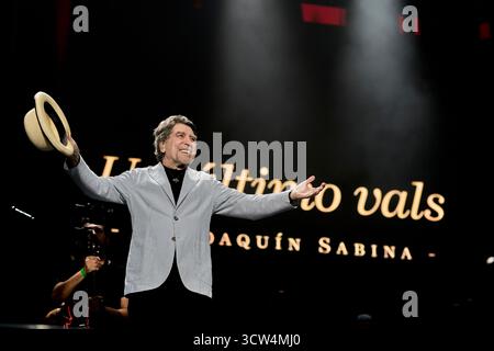 Valencia, Espagne. 09 octobre 2025. Joaquin Sabina se produit lors du dernier concert de Joaquin Sabina - Hola y Adios). (Photo par German Vidal Ponce/SOPA images/SIPA USA) crédit : SIPA USA/Alamy Live News Banque D'Images