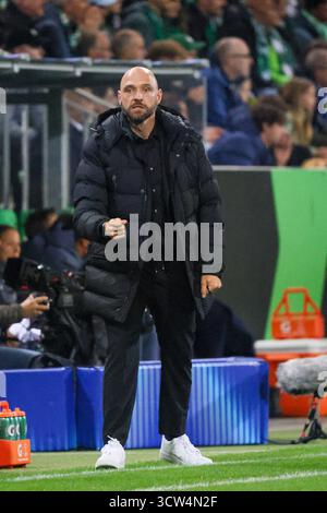 Wolfsburg, Deutschland. 08 octobre 2025. Wolfsburg, Allemagne 08. Oktober 2025 : Champions League - Frauen - 2025/2026 - VfL Wolfsburg vs. Paris Saint-Germain Im Bild : entraîneur Stephan Lerch (VfL) crédit : dpa/Alamy Live News Banque D'Images