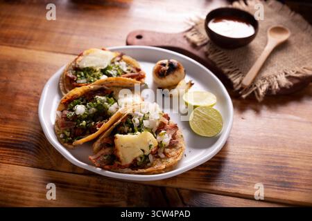 Taquitos al Pastor. Aussi connu sous le nom de Tacos de Trompo, ils sont le type de tacos de rue le plus populaire au Mexique, généralement fait avec du porc et du marinat de bœuf Banque D'Images