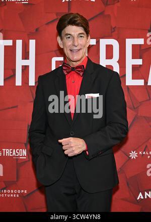 Los Angeles, États-Unis. 09 octobre 2025. BJ Korros arrive à la projection spéciale « vérité et trahison » à AMC The Grove le 9 octobre 2025 à Los Angeles, CA. © LISA OConnor/AFF-USA.com crédit : AFF/Alamy Live News Banque D'Images