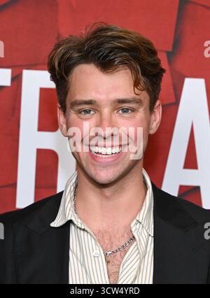 Los Angeles, États-Unis. 09 octobre 2025. DAF Thomas arrive à la projection spéciale « Truth & Ttrahon » à AMC The Grove le 9 octobre 2025 à Los Angeles, CA. © LISA OConnor/AFF-USA.com crédit : AFF/Alamy Live News Banque D'Images