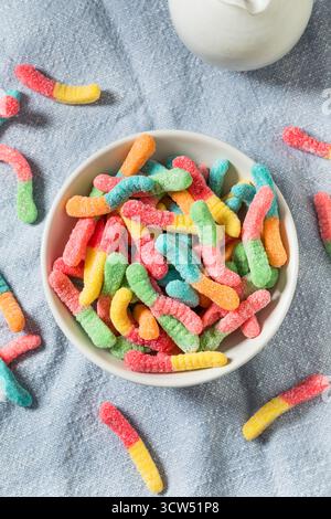 Sweet Sugar Sour Gummy Worms prêt à manger dans un bol Banque D'Images