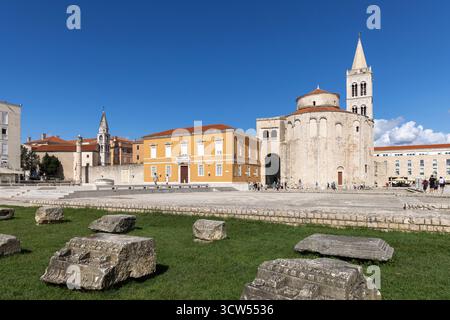 Zadar, Croatie - 14 septembre 2025 : ancien Forum romain avec des restes de pierres de temples, église pré-romane du IXe siècle de Donatus Banque D'Images