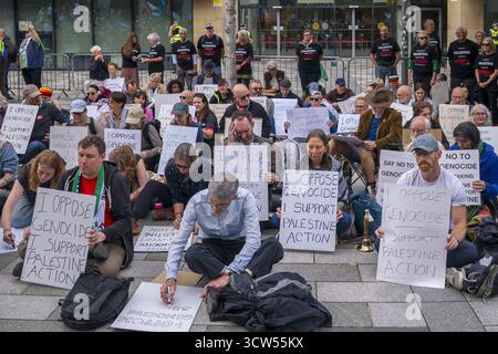 EMBARGO SUR 1100 VENDREDI 10 OCTOBRE photo datée du 06/09/25 de personnes participant à une manifestation à Édimbourg organisée par Defend Our Juries, Supporting Palestine, devant Queen Elizabeth House, le bâtiment du gouvernement britannique. Un groupe de campagne a accueilli favorablement une contestation judiciaire devant les tribunaux écossais visant à annuler l'interdiction « draconienne » de Palestine action. Le groupe a été interdit en tant qu'organisation terroriste par le gouvernement britannique en juillet, après avoir revendiqué la responsabilité des dommages causés aux avions de la RAF Brize Norton. Date d'émission : vendredi 10 octobre 2025. Banque D'Images
