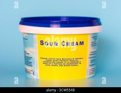 Crème sure crème, bactéries lactiques produit laitier crémeux et acidulé fabriqué par fermentation de la crème. Il est couramment utilisé comme garniture ou ingrédient dans les trempettes, Banque D'Images