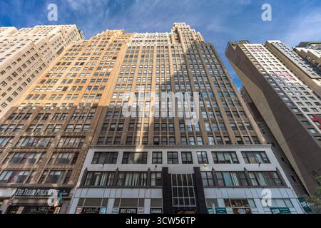 Vue frontale à angle bas de la façade du New Yorker Hotel montrant des détails architecturaux Art déco à Midtown Manhattan, New York City, États-Unis. Juin 2025. Banque D'Images