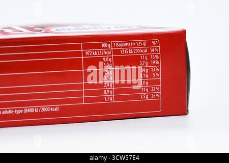 Allemagne - août 2025 : gros plan sur l'étiquette nutritionnelle de la baguette prête à cuire contenant des calories et des nutriments Banque D'Images