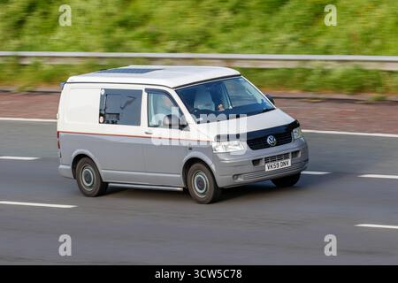 2009 Blanc VW Volkswagen Crafter CR35 Bleu TDI 136 XLWB semi-Auto DIESEL Auto 6 Gears 4x2 2461 cc Panel Van ; voyageant à grande vitesse sur l'autoroute M61 Manchester, Royaume-Uni Banque D'Images
