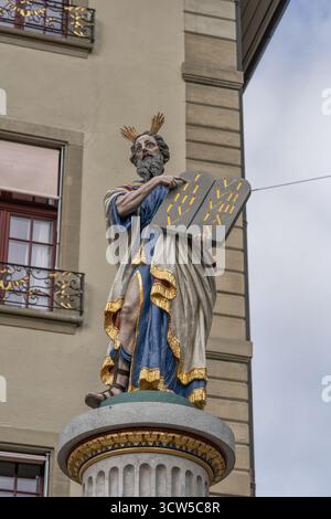 Moïse avec la statue des dix Commandements de 1544, qui fait partie de la fontaine Mosesbrunnen sur Munsterplatz à Berne, Suisse. Banque D'Images