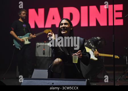 ROYAUME-UNI. 09 octobre 2025. LONDRES, ANGLETERRE - 09 OCTOBRE : Nadine Shah jouant à la Brixton Academy le 09 octobre 2025 à Londres, Angleterre.Cap/Mar © Mar/Capital Pictures Credit : Capital Pictures/Alamy Live News Banque D'Images