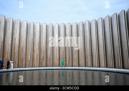 Osaka, japonais. 10 octobre 2025. La princesse Victoria visite le pavillon japonais à l'Expo 2025 Osaka, Japon, le 10 octobre 2025. La princesse héritière de Suède Victoria est en visite officielle au Japon du 9 au 15 octobre. Photo : Jessica Gow/TT/Code 10070 ce texte est traduit automatiquement crédit : TT News Agency/Alamy Live News Banque D'Images