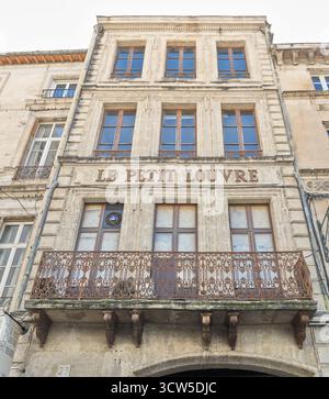 Appartements le petit Louvre dans la ville fortifiée d'Avignon, France. Banque D'Images