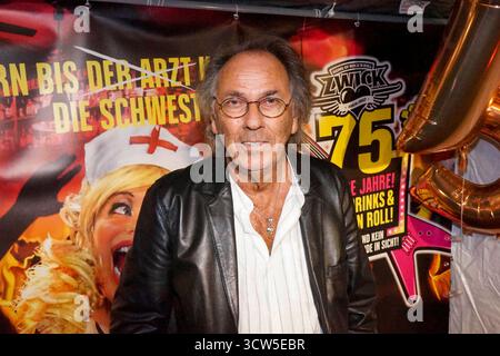 cntv Hugo Egon Balder zu Gast als Gratulant BEI der Party Feier zum 75.Geburtstag der Kultkneipe Zwick am Mittelweg 09.10.2025 in Hamburg-St.Pauli Hamburg Deutschland *** cntv Hugo Egon Balder en tant qu'invité à la fête du 75ème anniversaire du pub culte Zwick at Mittelweg 09 10 2025 in Hamburg St Pauli Hamburg Allemagne Banque D'Images