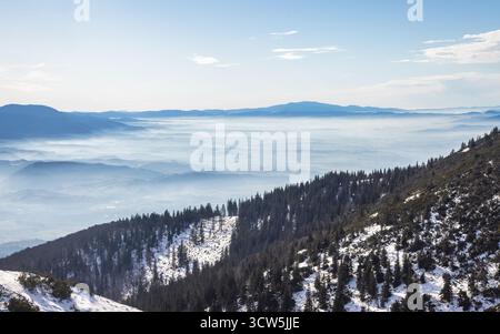Misty Mountain View : Winter Wonderland. Vue du parc national Mala Fatra en Slovaquie, Europe. Banque D'Images